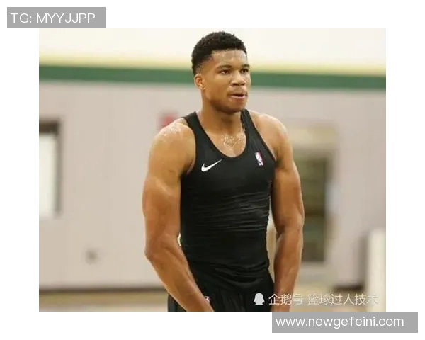 字母哥身穿43号球衣训练双臂肌肉线条惊艳全场引发热议